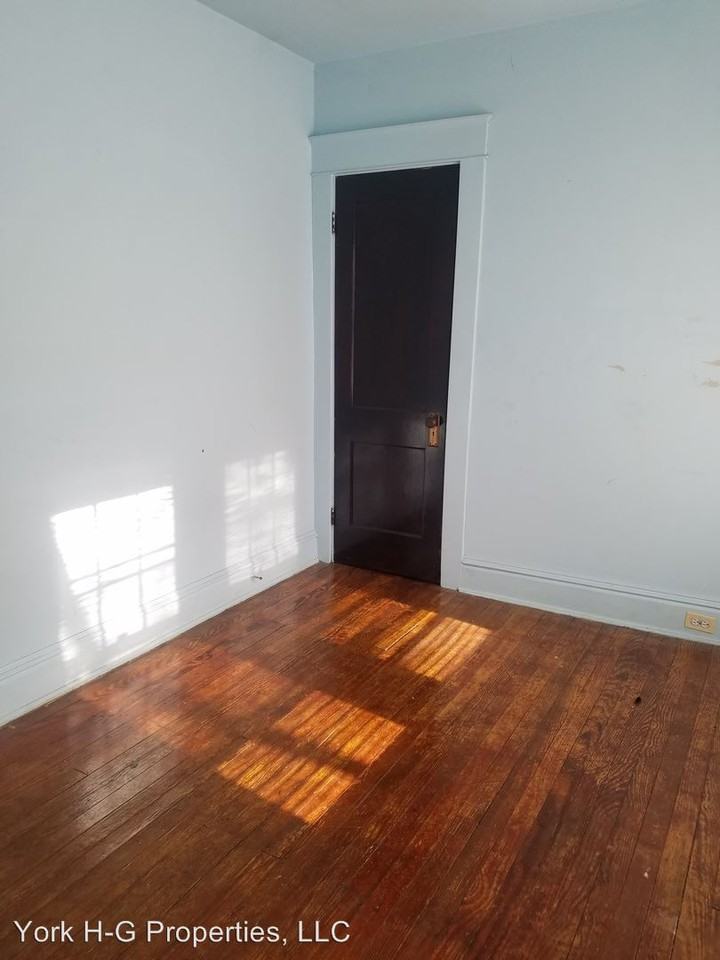 990 Mt Rose Ave - Photo 2 of 10