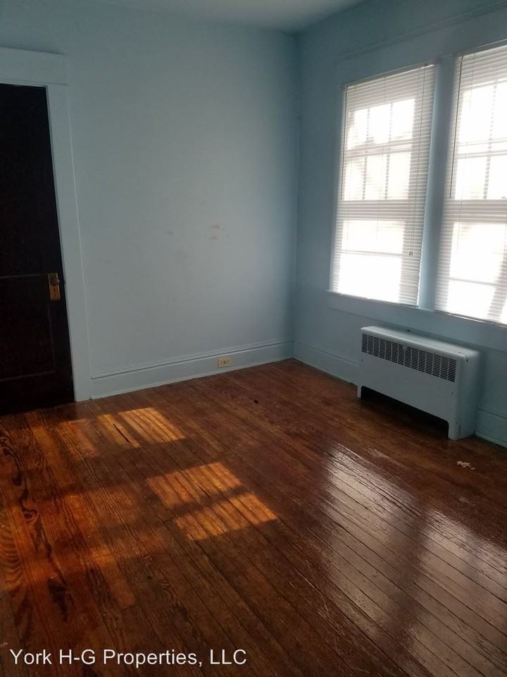 990 Mt Rose Ave - Photo 3 of 10