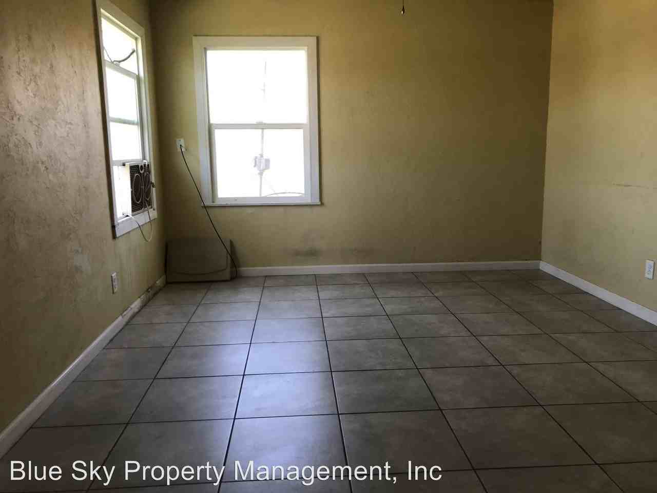 1424 N Bridge St - Photo 3 of 9