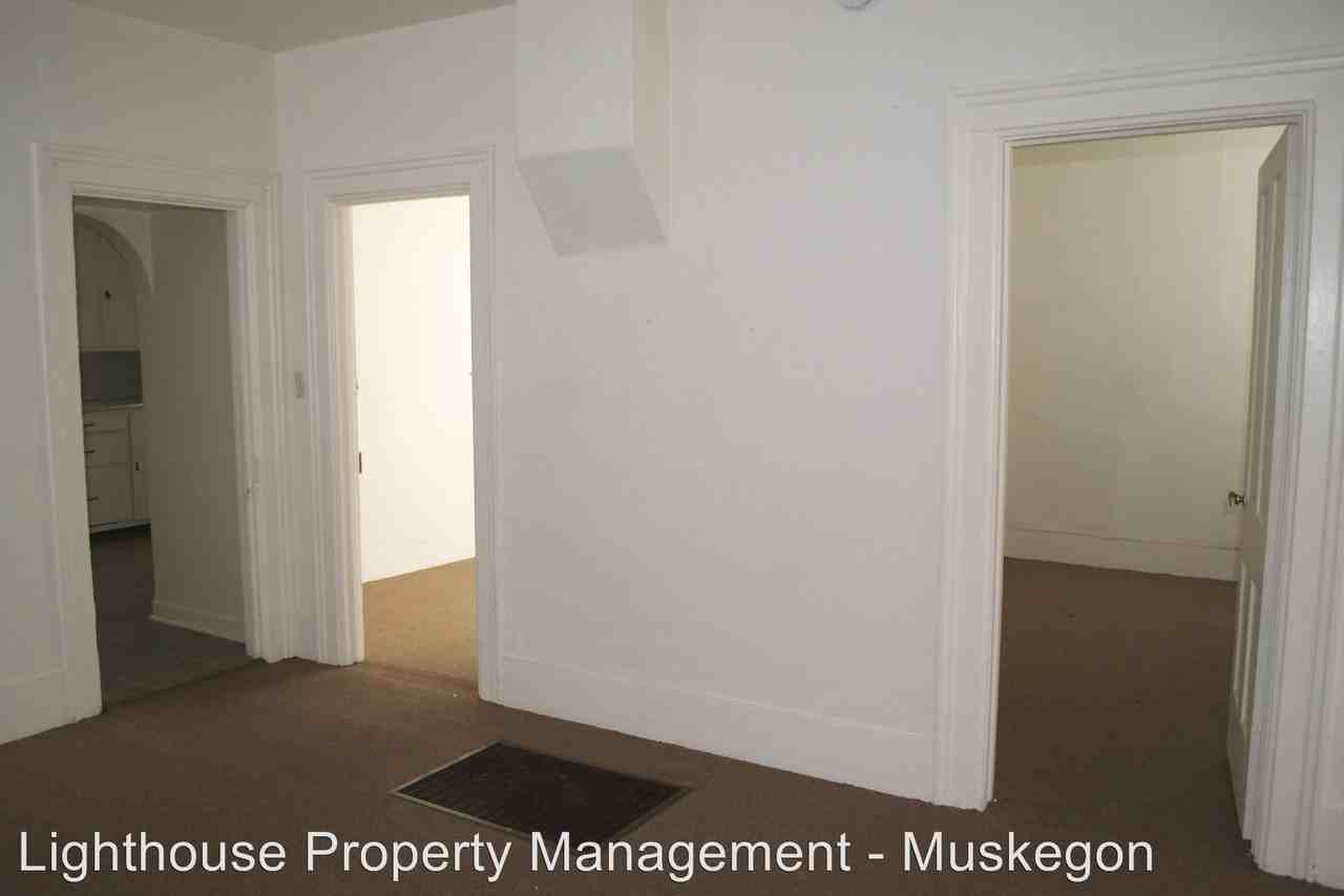 743 Amity Ave - Photo 2 of 11