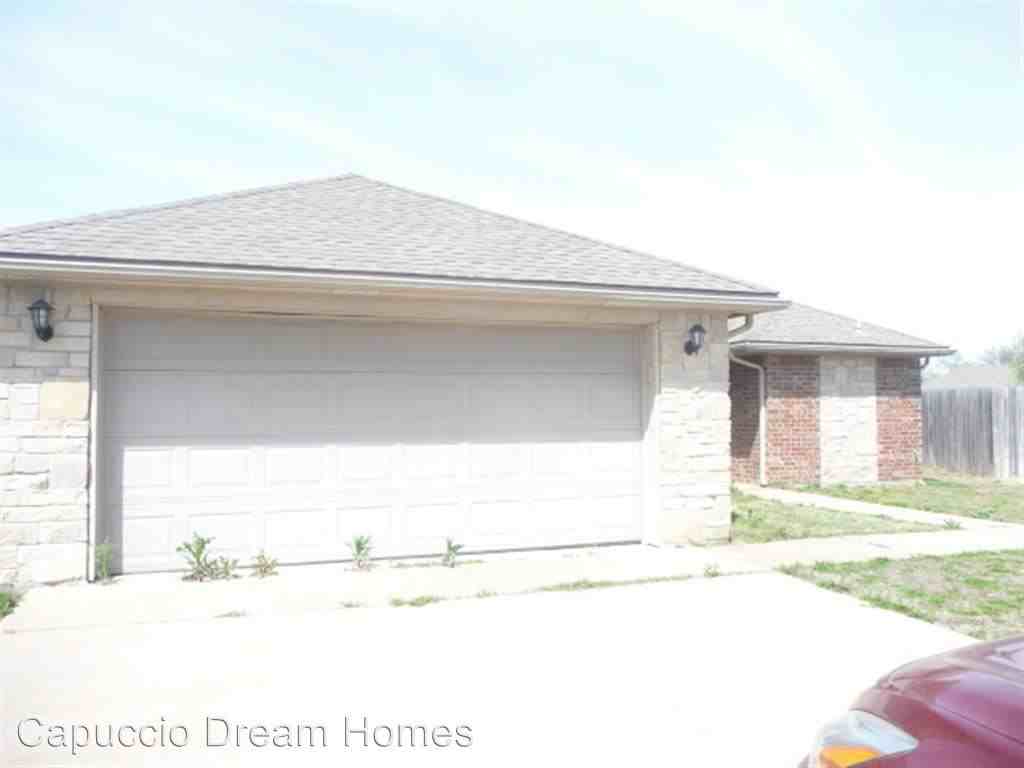 825 Huddleston Dr - Photo 2 of 20