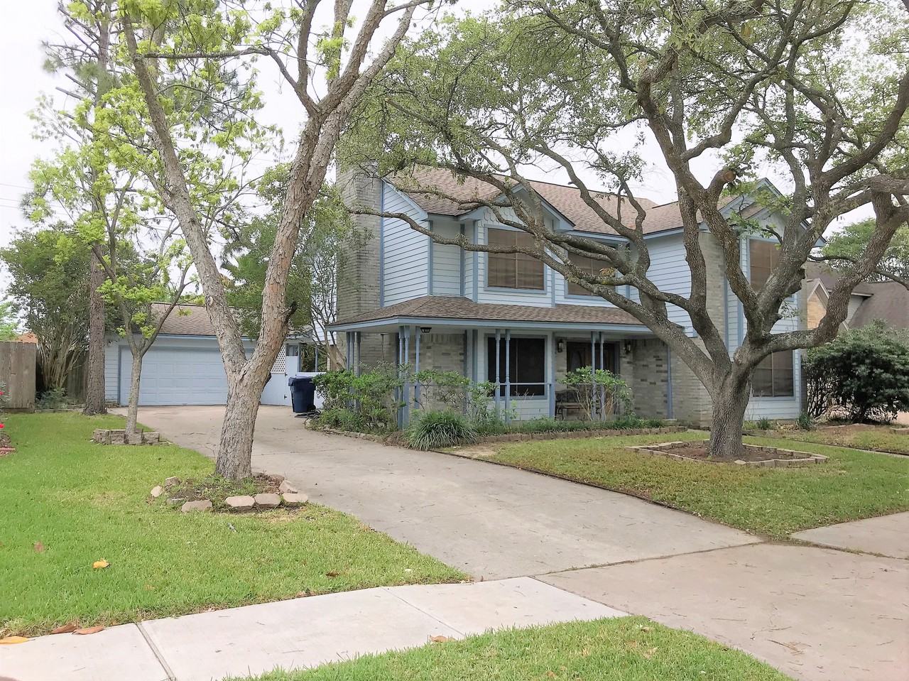 2118 Waterfall Dr - Photo 2 of 15