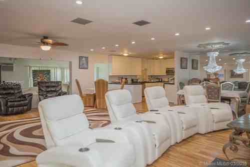 207 NE 3rd Ave - Photo 2 of 5