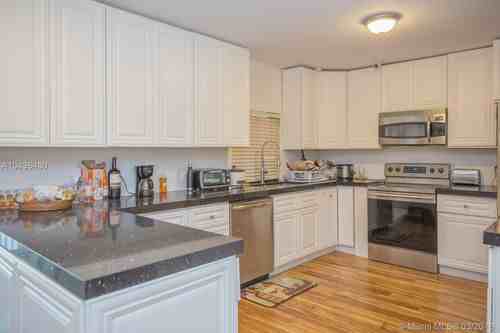 207 NE 3rd Ave - Photo 3 of 5