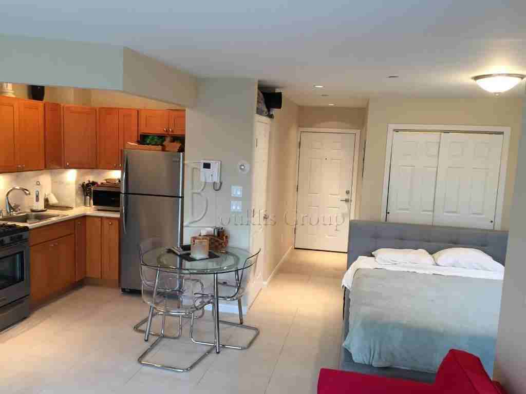 2170 31st St 2F - Photo 2 of 8