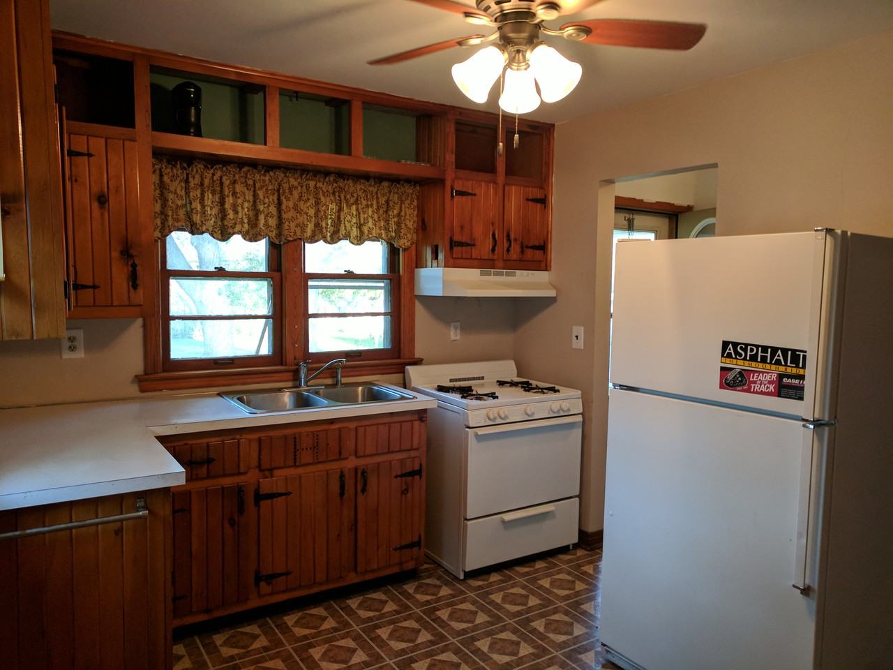 1311 N Woodlawn Ave - Photo 2 of 6