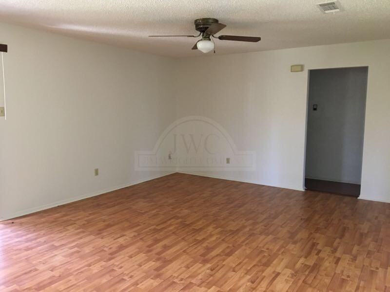 805 Courtney Ln - Photo 2 of 4