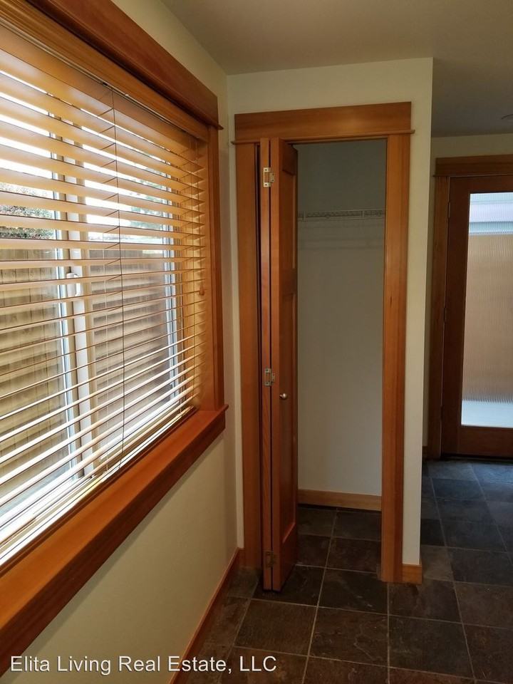 5643 California Ave SW #B - Photo 3 of 26