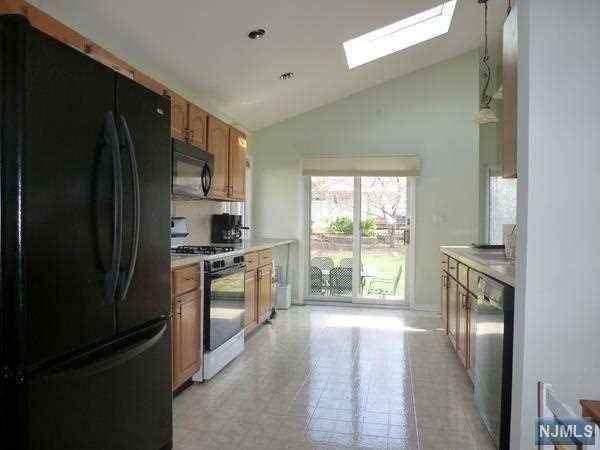 110 Jefferson Ave - Photo 2 of 9