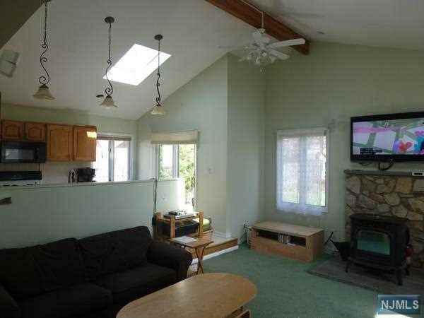 110 Jefferson Ave - Photo 3 of 9