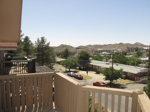 512 E University Ave - Photo 3 of 25