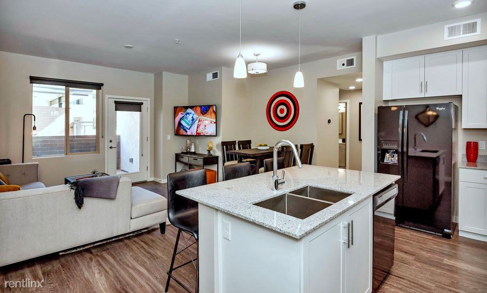 Right off the 60 - Photo 2 of 8