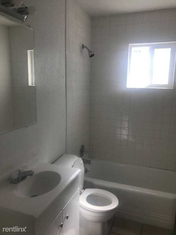 424 Rhode Island St NE - Photo 3 of 6