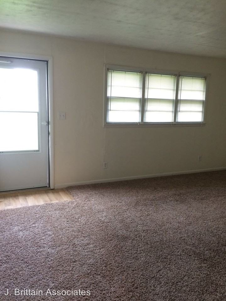 246 Stadium Dr - Photo 2 of 10