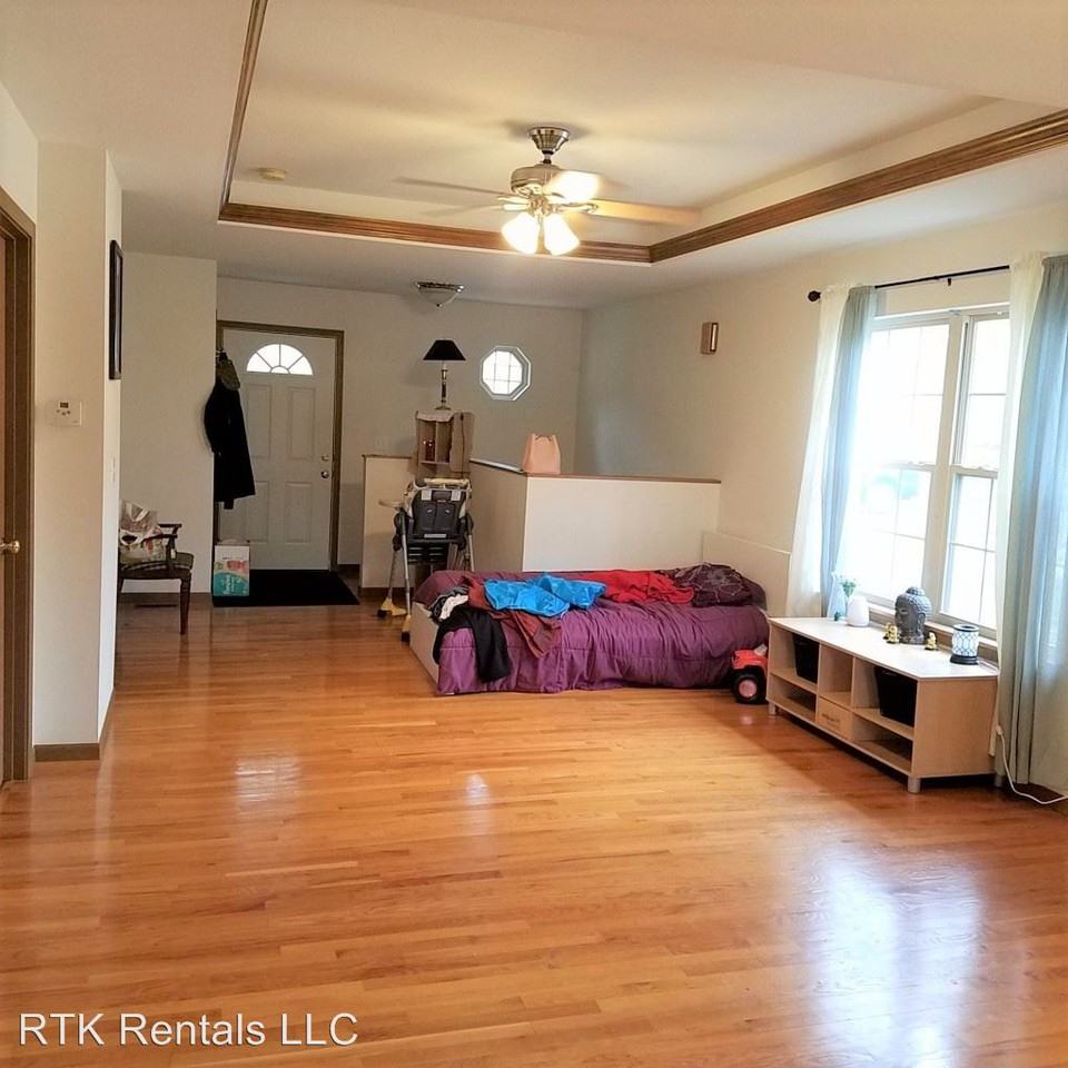 207 Willow Way - Photo 3 of 15