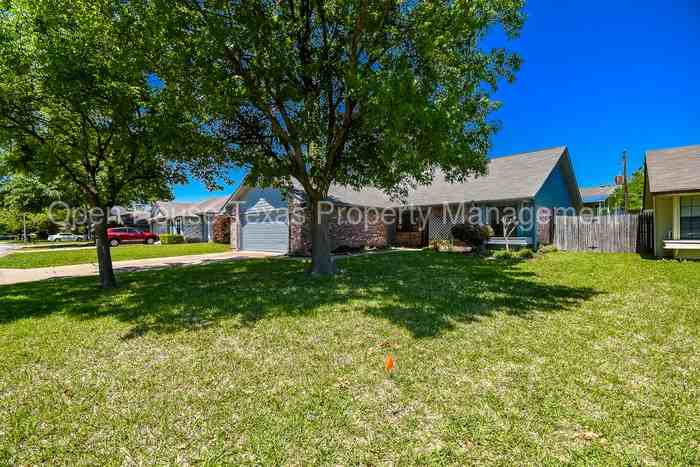 207 Colony Dr - Photo 3 of 24