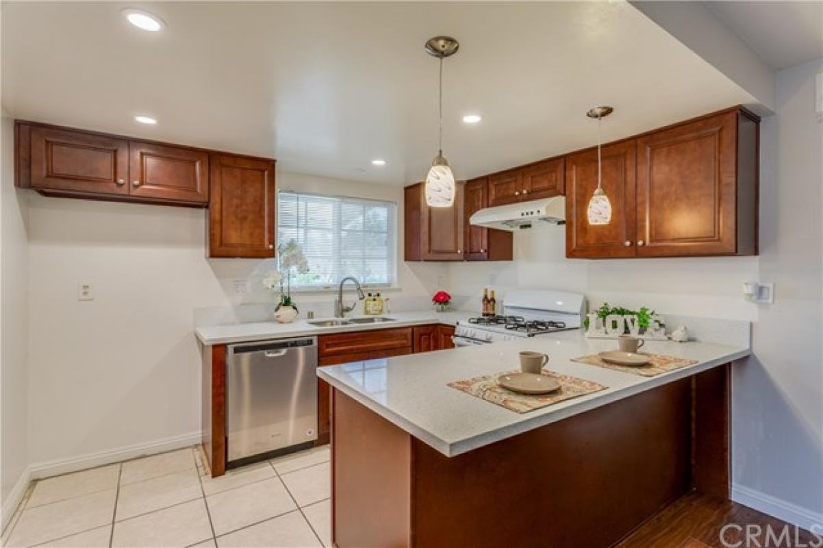 1005 Elsberry Ave - Photo 3 of 24