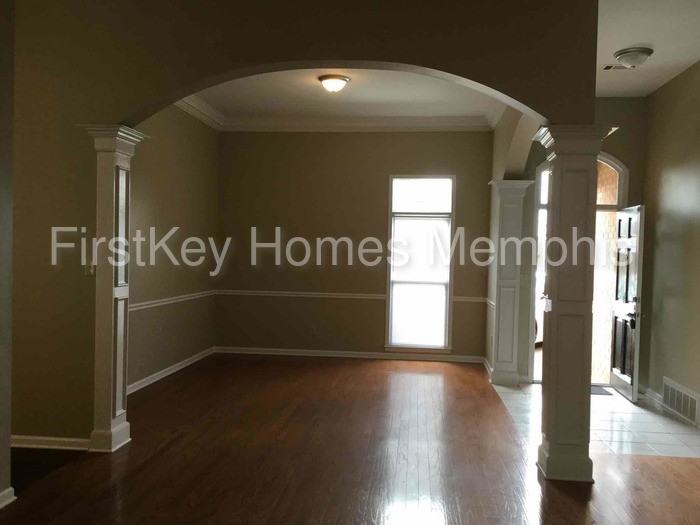 1028 Mirror Lake Ln - Photo 3 of 32