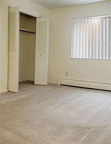 $630- NEAR WMU, FREE HEAT, POOL, GYM MEMB, PERKS, ONE BDR & OFFICE OR TWO BDR - Photo 3 of 7