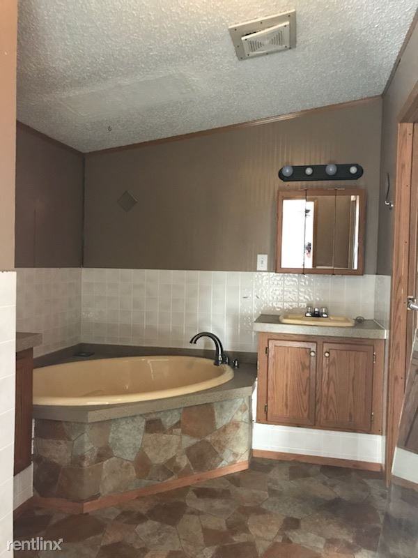 142 W Pine St - Photo 2 of 8