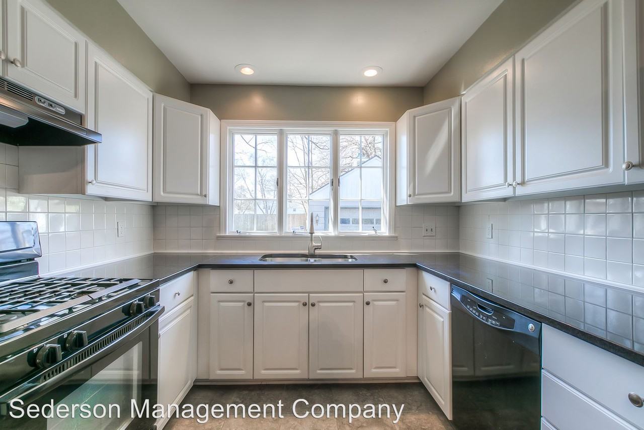 605 W 50th St - Photo 2 of 12