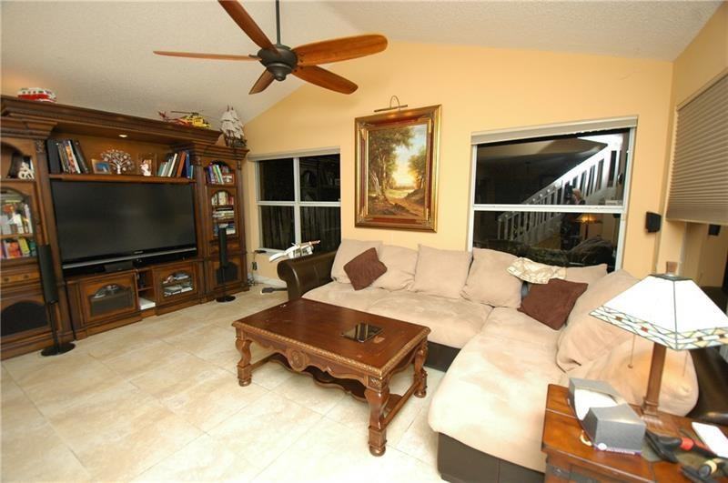 9253 Arborwood Cir - Photo 2 of 10