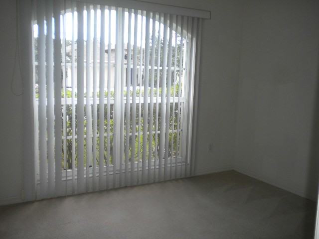 27623 Sky Lake Cir - Photo 3 of 10