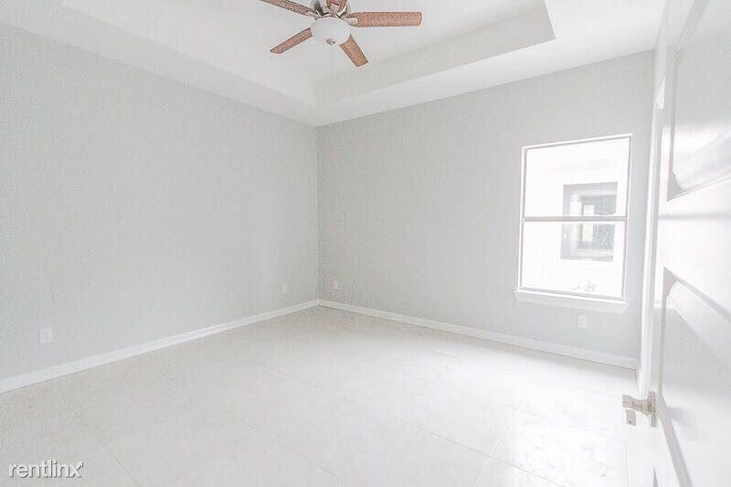 2703 Larkspur Ave - Photo 2 of 10