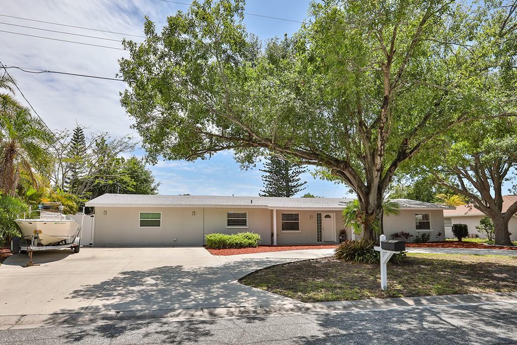 3074 Pinecrest St - Photo 2 of 25