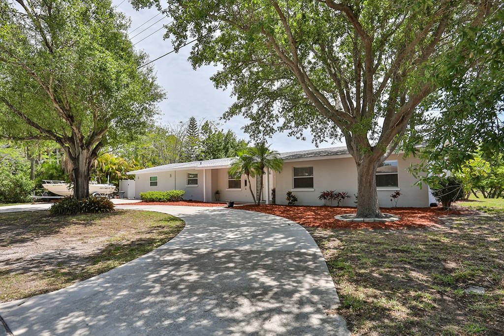 3074 Pinecrest St - Photo 3 of 25