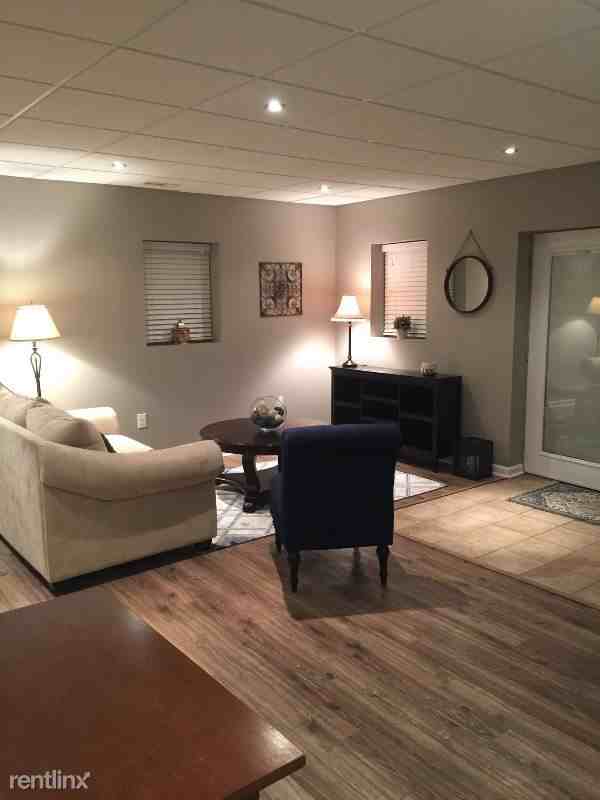 367 Metropolitan Blvd - Photo 2 of 12