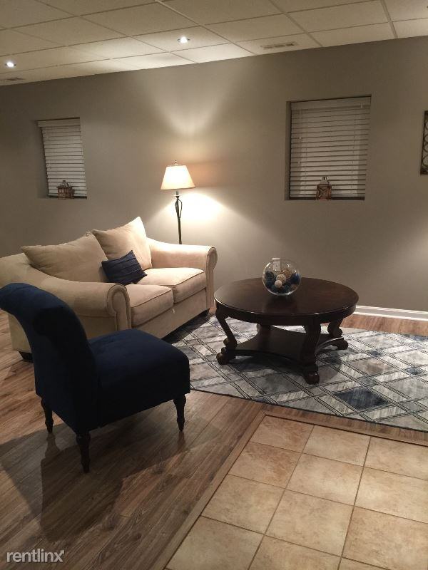 367 Metropolitan Blvd - Photo 3 of 12