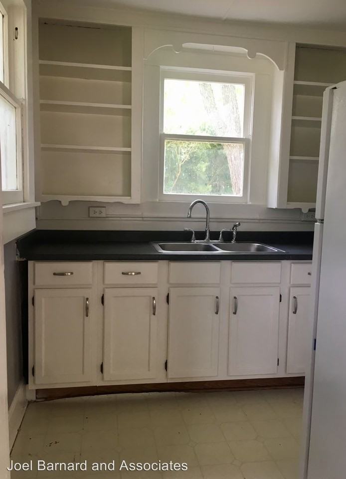 1003 Martin Luther King Dr - Photo 3 of 9