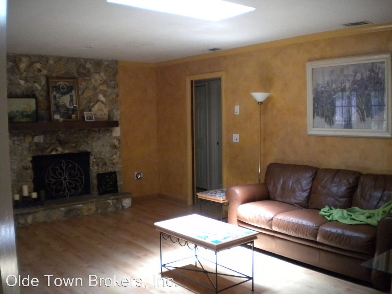 300 Bentley Dr - Photo 3 of 17