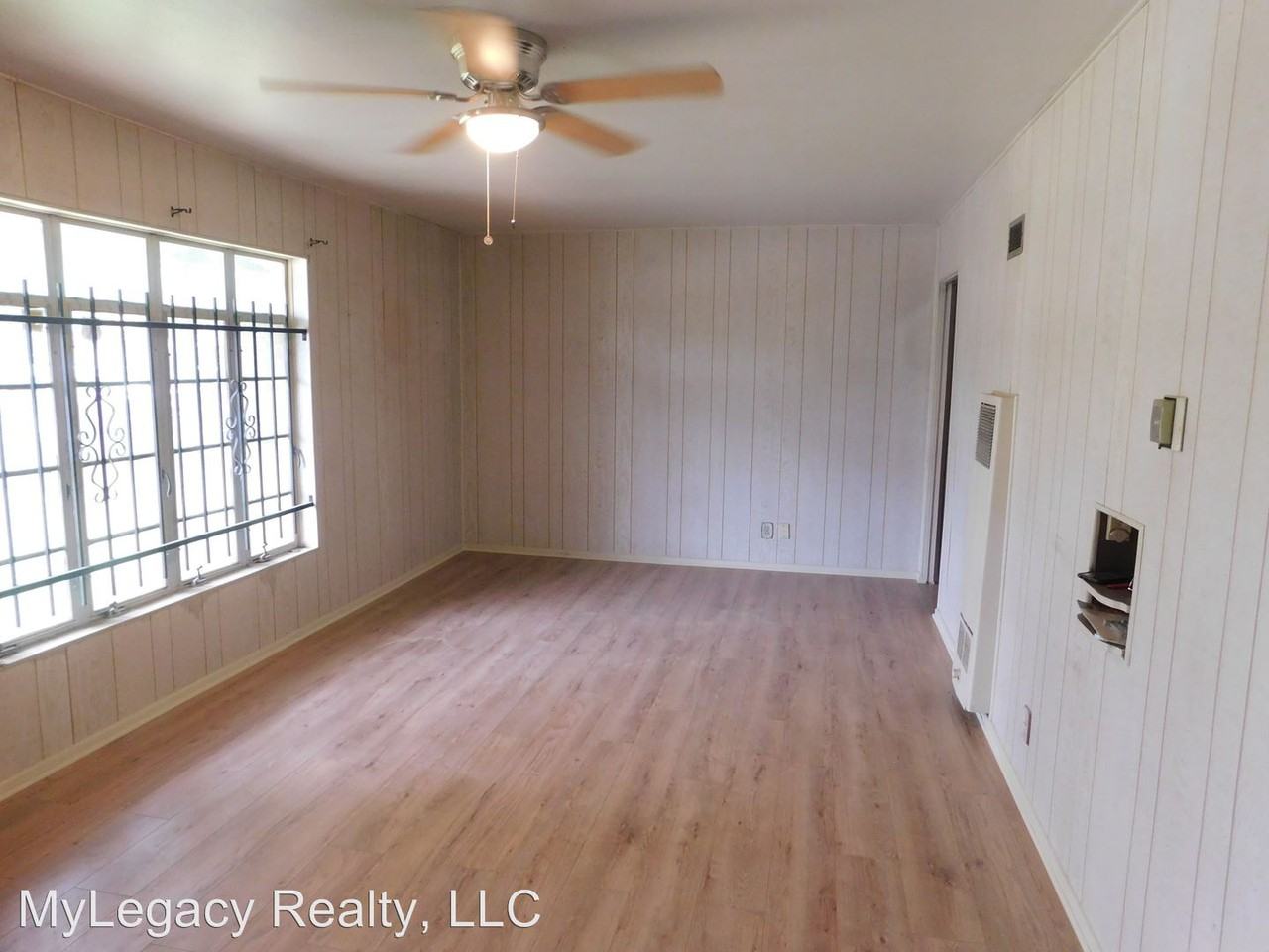 366 Astoria Dr - Photo 2 of 6