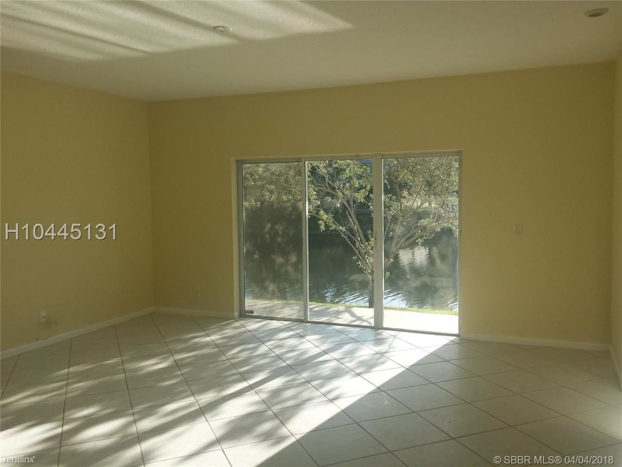 7612 NW 99th Terrace - Photo 2 of 10