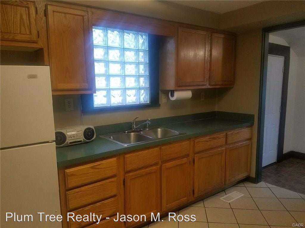 1820 Clarendon Ave - Photo 3 of 5