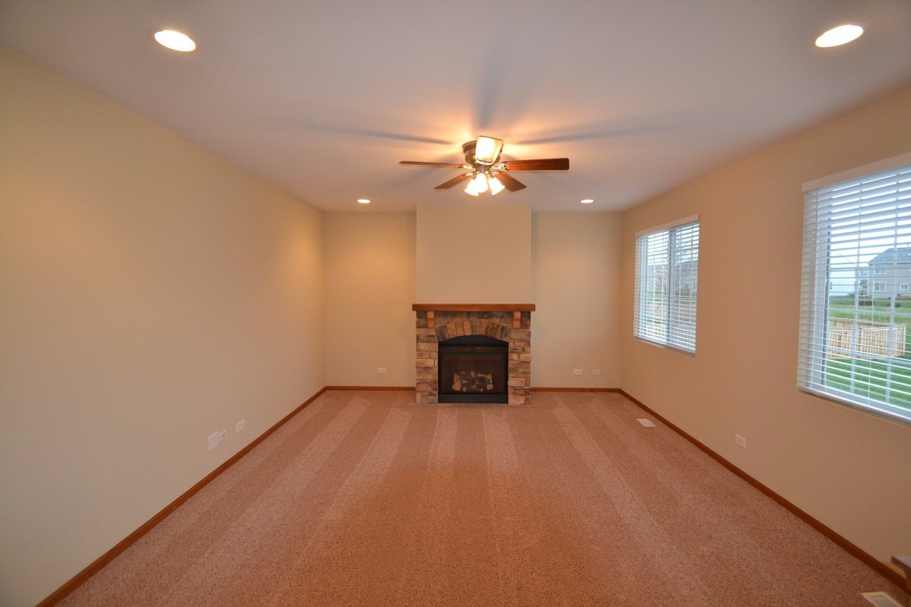 960 Shelter Island Ln - Photo 3 of 10