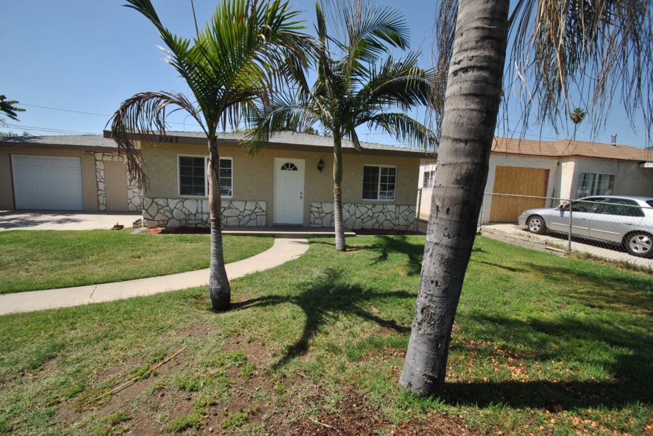 2057 S Felberg Ave - Photo 2 of 7