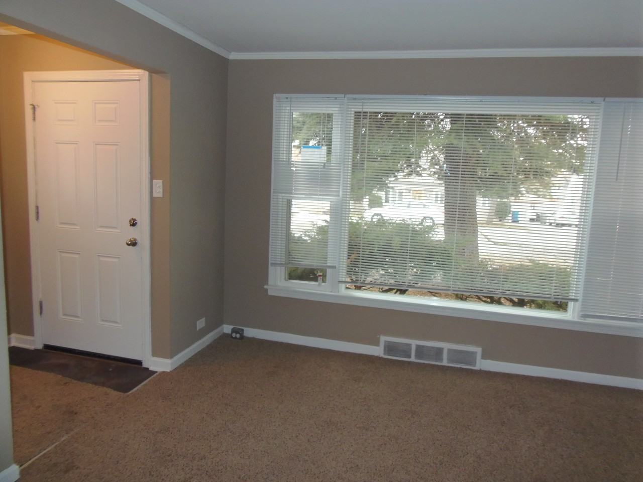 7236 W 114th St - Photo 2 of 9