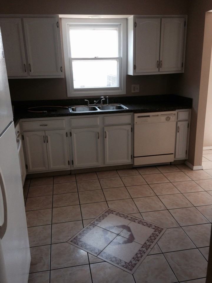 1003 18th St - Photo 3 of 13