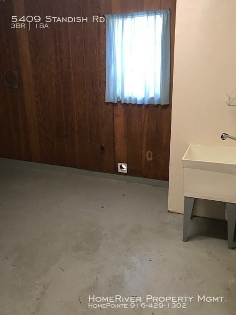 5409 Standish Rd - Photo 3 of 12