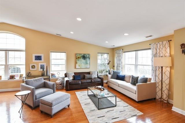 510 S Commons Ct - Photo 3 of 11