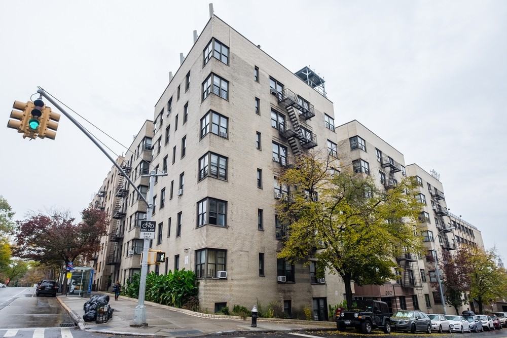 690 Fort Washington - Photo 2 of 11