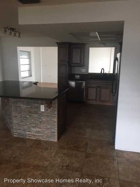 605 Poinsettia Dr - Photo 2 of 8