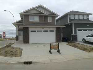 166 Cowan Cres - Photo 2 of 12