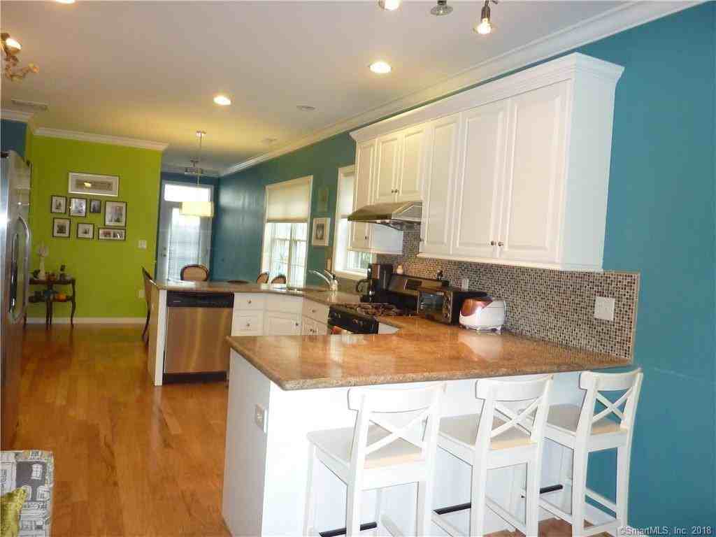 8 Landin St #a - Photo 3 of 18