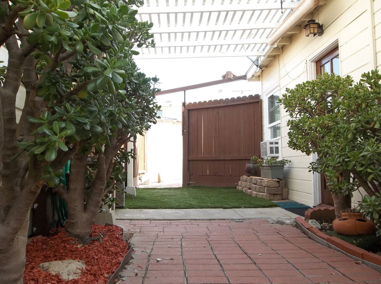 3204 Cerritos Avenue - Photo 3 of 10