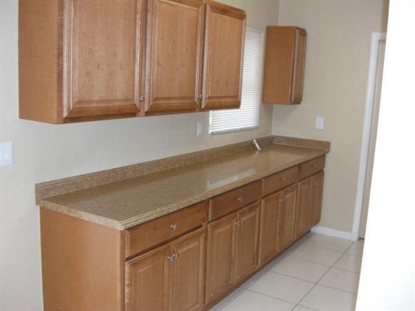 914 W Broome St - Photo 3 of 9