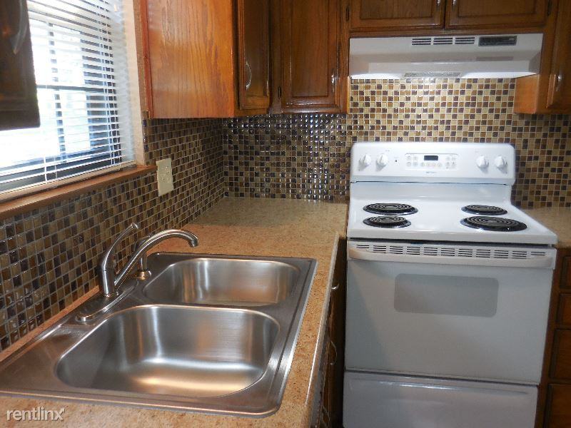 412 NE Highland Ln - Photo 3 of 13